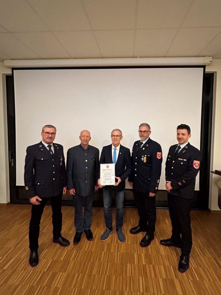 Altbürgermeister und ehemaliger Feuerwehrvostand wird Ehrenmitlied