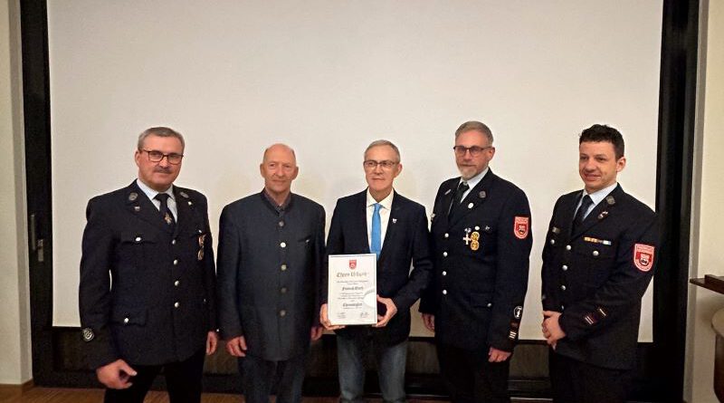 Altbürgermeister und ehemaliger Feuerwehrvostand wird Ehrenmitlied