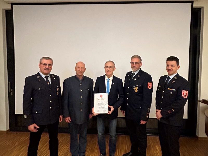 Altbürgermeister und ehemaliger Feuerwehrvostand wird Ehrenmitlied