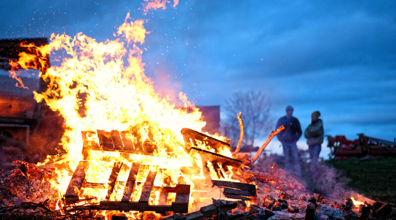 Oster- und Sonnwendfeuer im Landkreis Ansbach: Was erlaubt ist – und was nicht