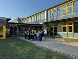 Was brennt - was brennt nicht - selber mal Probieren unter der Aufsicht der Feuerwehr