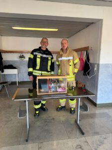 Kommandant Stefan Sterner und Thomas Heßler zeigten den Kindern das richtige Verhalten im Brandfall