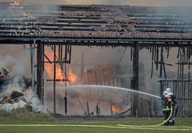 Brand einer Maschinenhalle in Schnelldorf – Rund 100 Einsatzkräfte im Einsatz