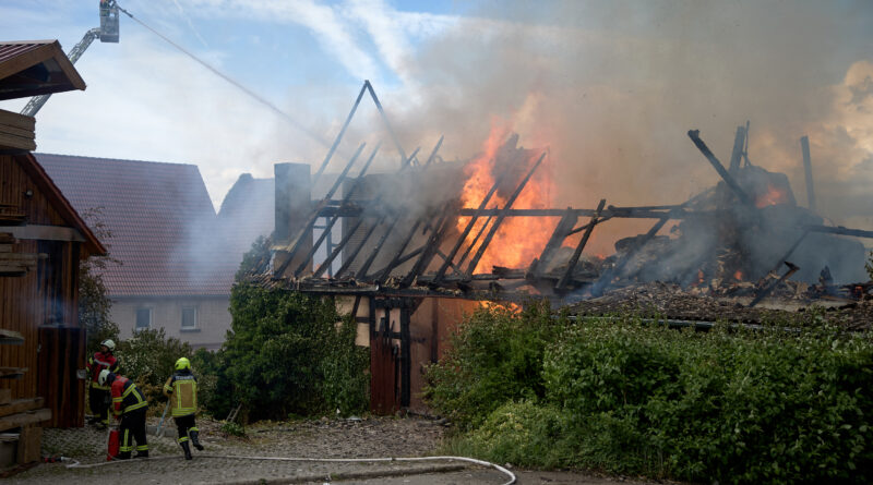 Scheunenbrand in Volkertsweiler – Rund 170 Einsatzkräfte verhindern Ausbreitung des Feuers