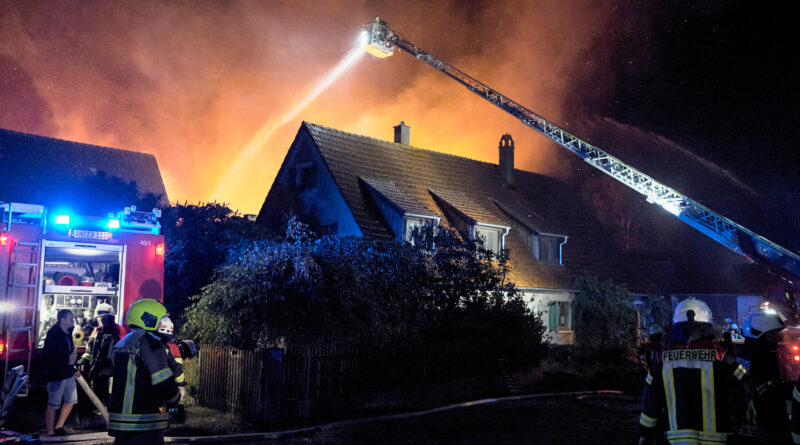 Großeinsatz der Feuerwehren nach Stallbrand in bei Wilburgstetten